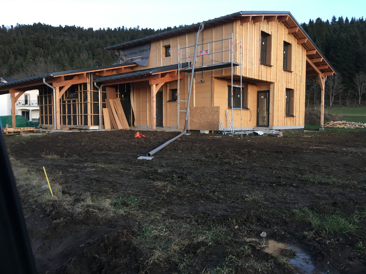 la maison et son abri voiture en phase de chantier