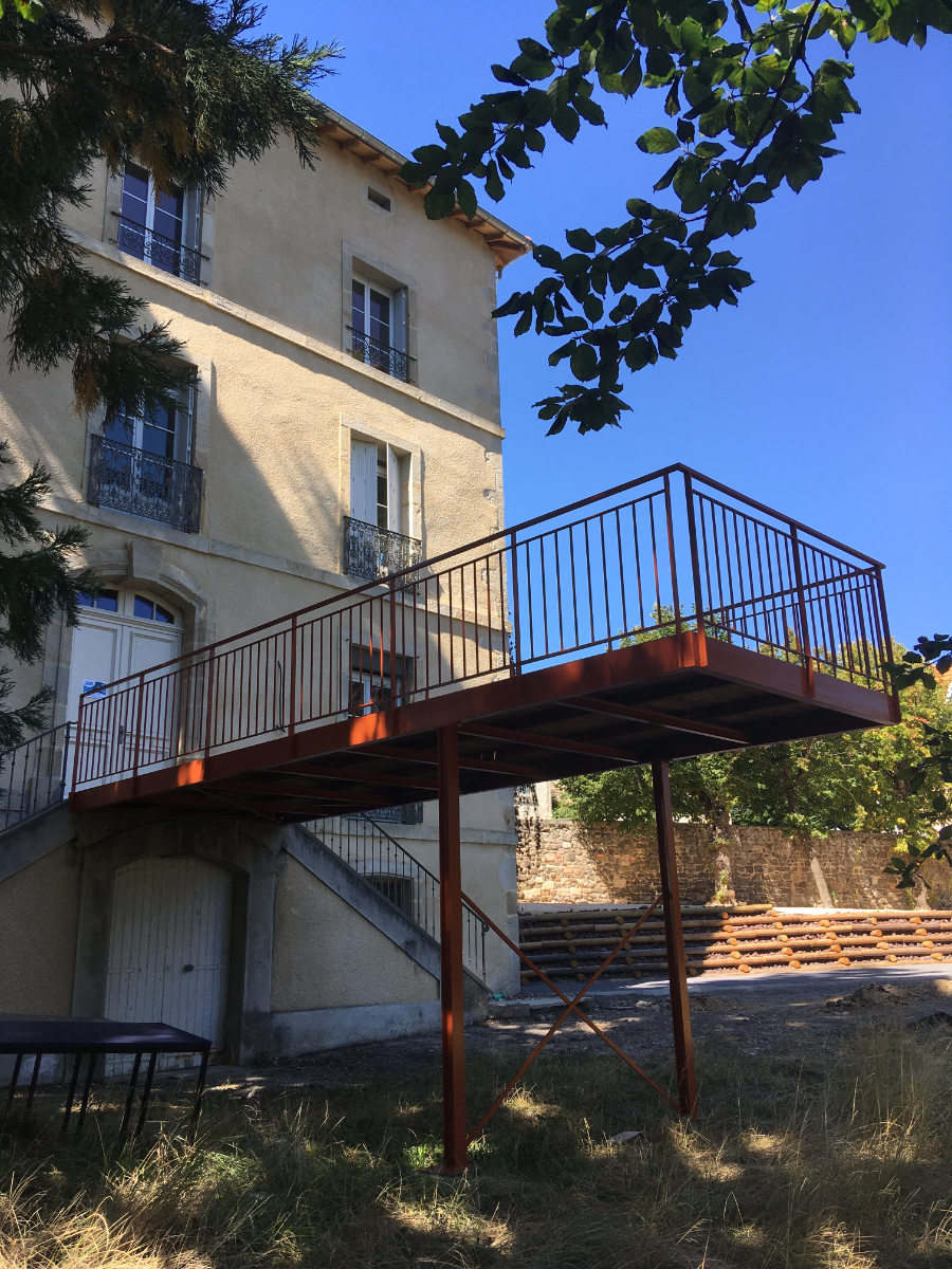 Structure métal légère pour la terrasse d&#039;honneur du bâtiment