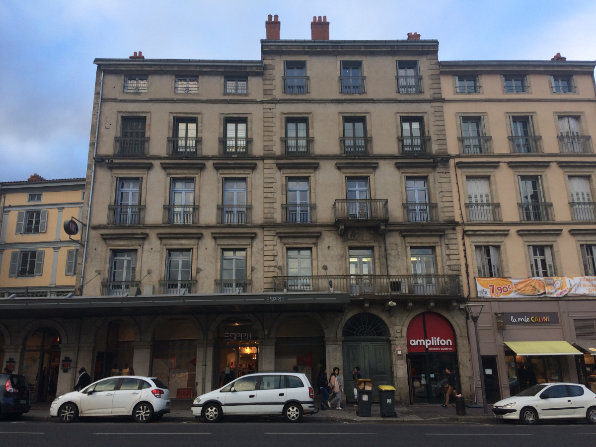 Vue de la façade l&#039;immeuble place du Treuil