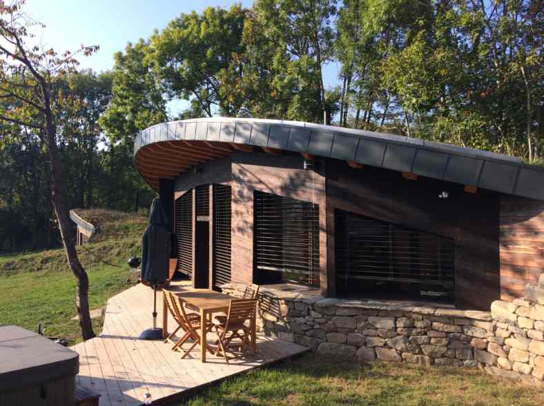 Hébergement écologique : Gîtes semi-enterrés en bois en Haute-Loire